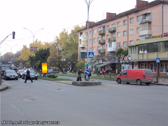 Сітілайт 1.2x1.8,  пр.Свободи(розподільча смуга), перехрестя з вул.Капушанська, піш.перехід, напр.-пл.Кирила і Мефодія